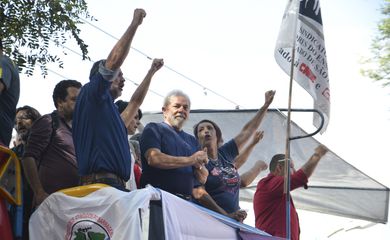 São Bernardo do Campo (SP) - Lula discursa em frente à sede do Sindicato dos Metalúrgicos do ABC (Rovena Rosa/Agência Brasil)