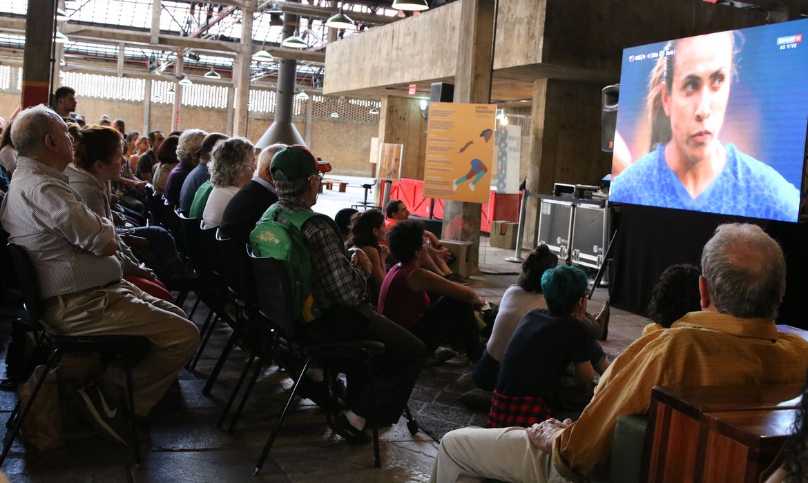 Torcedores assistem ao jogo da Copa do Mundo Feminina 2019: Austrália x Brasil, no Sesc Pompéia, em São Paulo