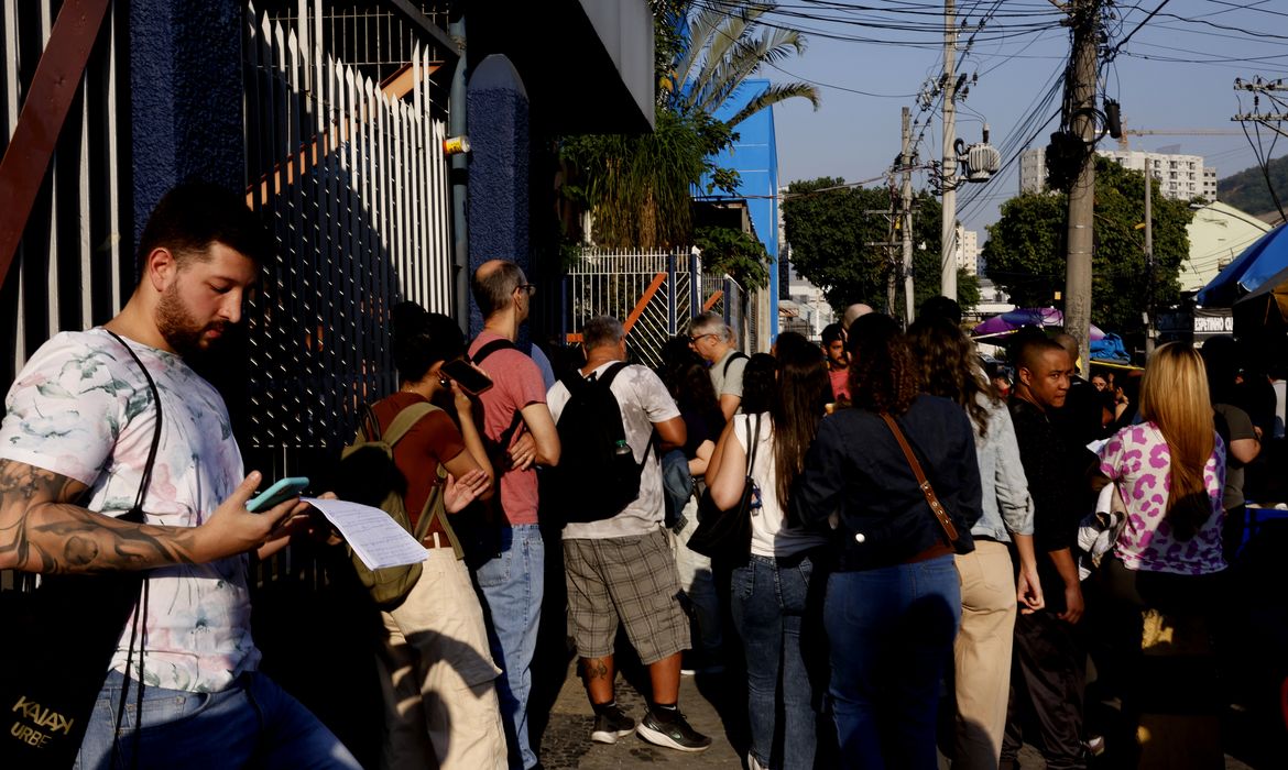 Rio de Janeiro (RJ), 18/08/2024 - Candidatos chegam para as provas do Concurso Público Nacional Unificado (CPNU), na Unisuam, zona norte da cidade.  Foto: Tânia Rêgo/Agência Brasil