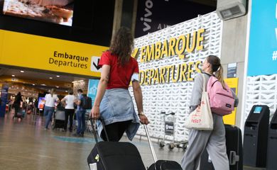 Passageiros no terminal 2 do Aeroporto Internacional de Guarulhos.