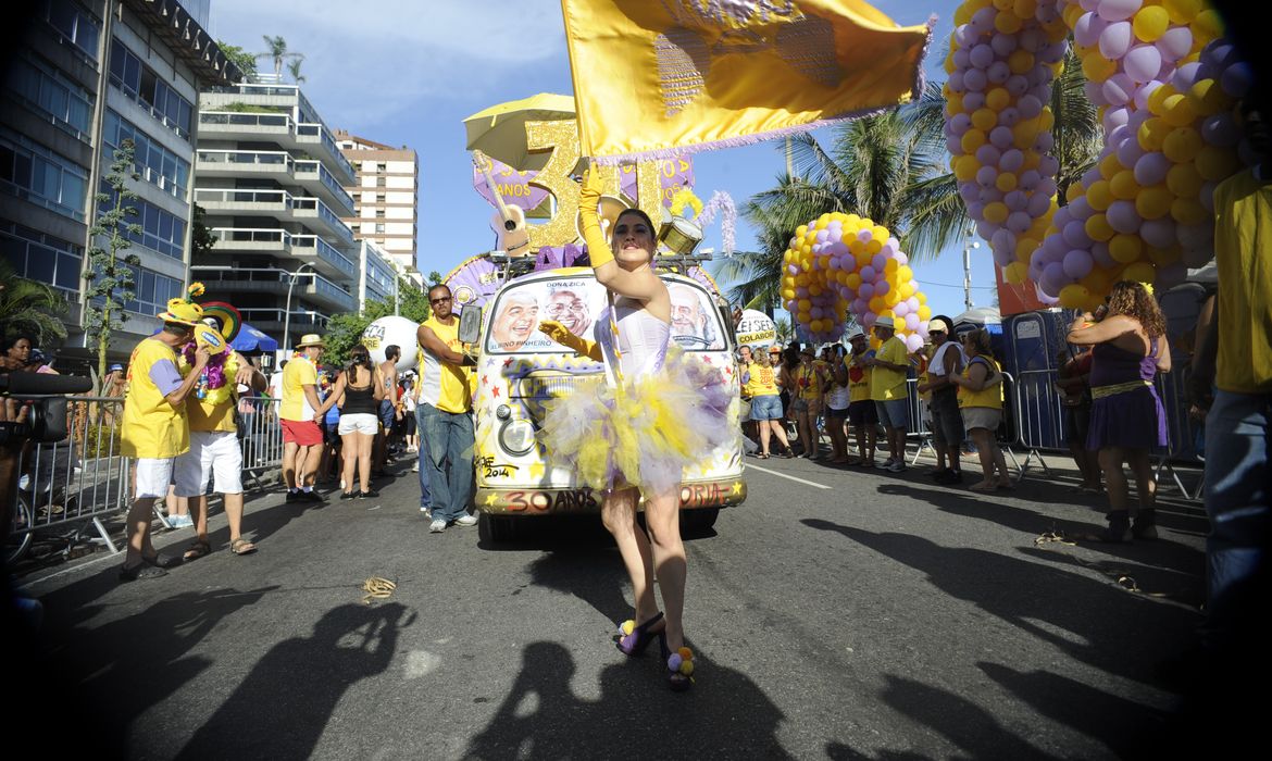 Rio de janeiro - O Bloco Simpatia é Quase Amor completa 30 anos de carnaval carioca, desfila na orla de Ipanema. Na foto, a porta estandarte, Lais Almada (Tomaz Silva/Agência Brasil)