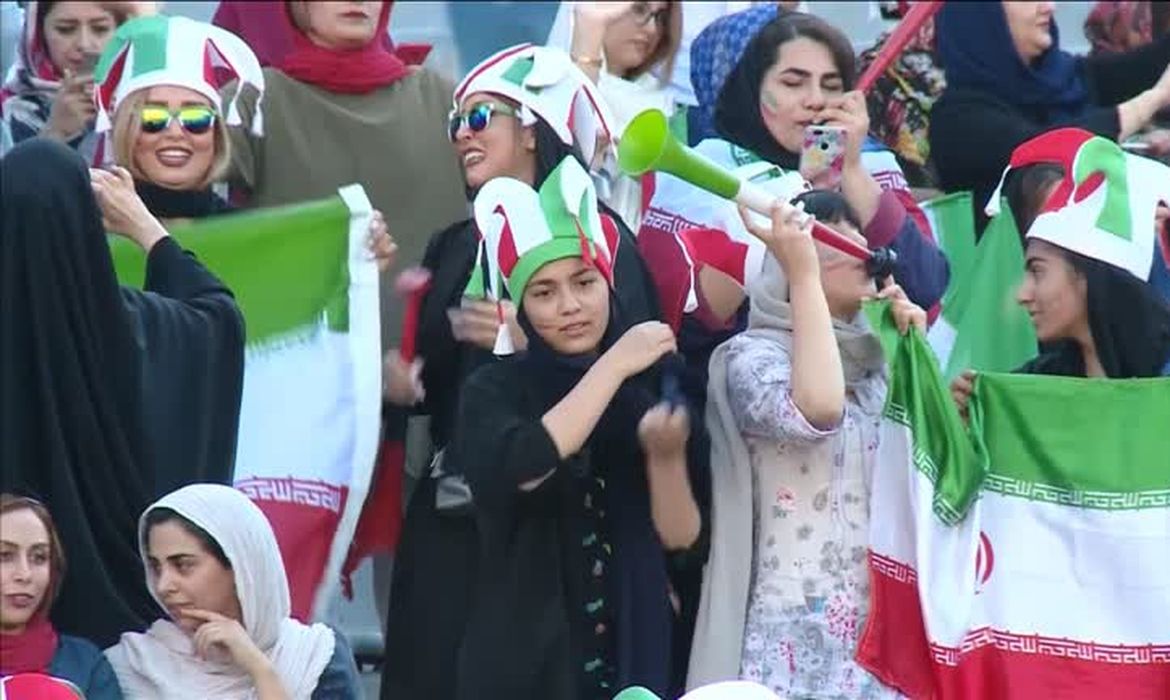 jogo no irã com a presença de mulheres no estádio