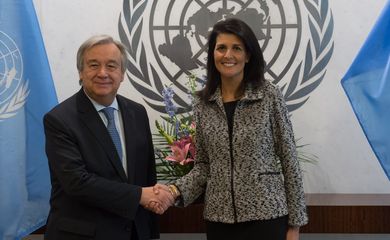 O secretário-geral das Nações Unidas, António Guterres, recebeu as credenciais da nova embaixadora dos Estados Unidos junto a ONU, Nikki Haley em Nova York 