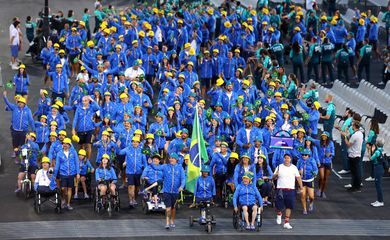 Paris 2024 Paralympics - Opening Ceremony - Paris, France - August 28, 2024
Gabriel Geraldo Dos Santos Araujo of Brazil and Elizabeth Rodrigues Gomes of Brazil lead their contingent during the opening ceremony Reuters/Umit Bektas/Proibida reprodução