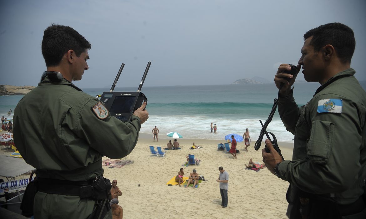 Esquema policial de monitoramento das praias antecipa a Operação Verão, em busca de segurança contra arrastões ocorridos no fim de semana passado (Fernando Frazão/Agência Brasil)