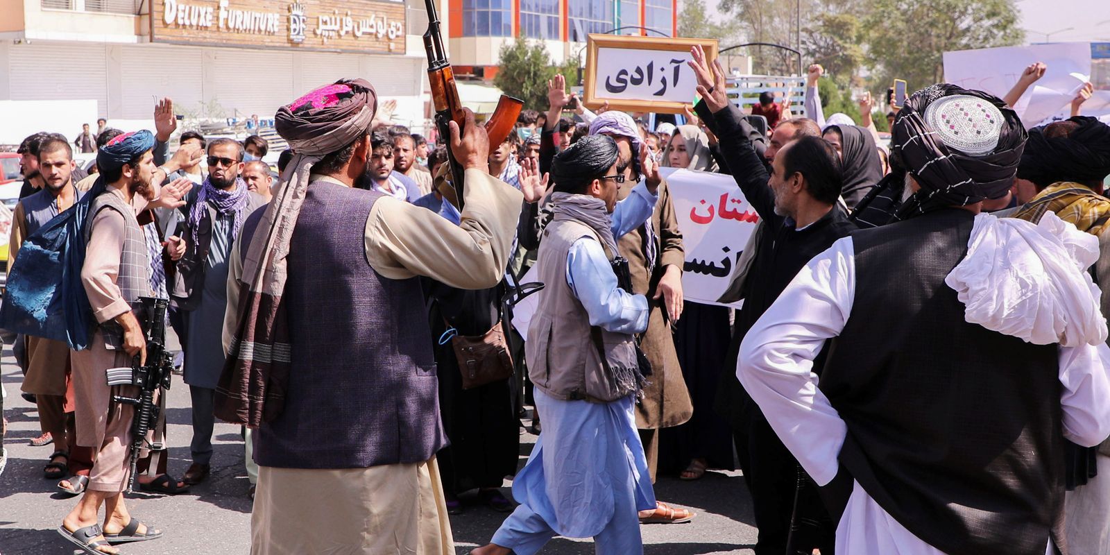 Forças do Taliban tentam parar os manifestantes perto da embaixada do Paquistão em Cabul, Afeganistão