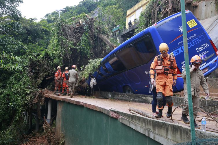 Temporal causa danos na cidade do Rio de Janeiro. Na avenida Niemeyer, que liga os bairros do Leblon e São Conrado, na zona sul, deslizamento atingiu um ônibus, que acabou tombando sobre a ciclovia na encosta da pista. 
