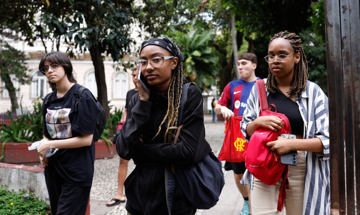 Crises climticas interrompem estudos de quase 250 milhes de jovens