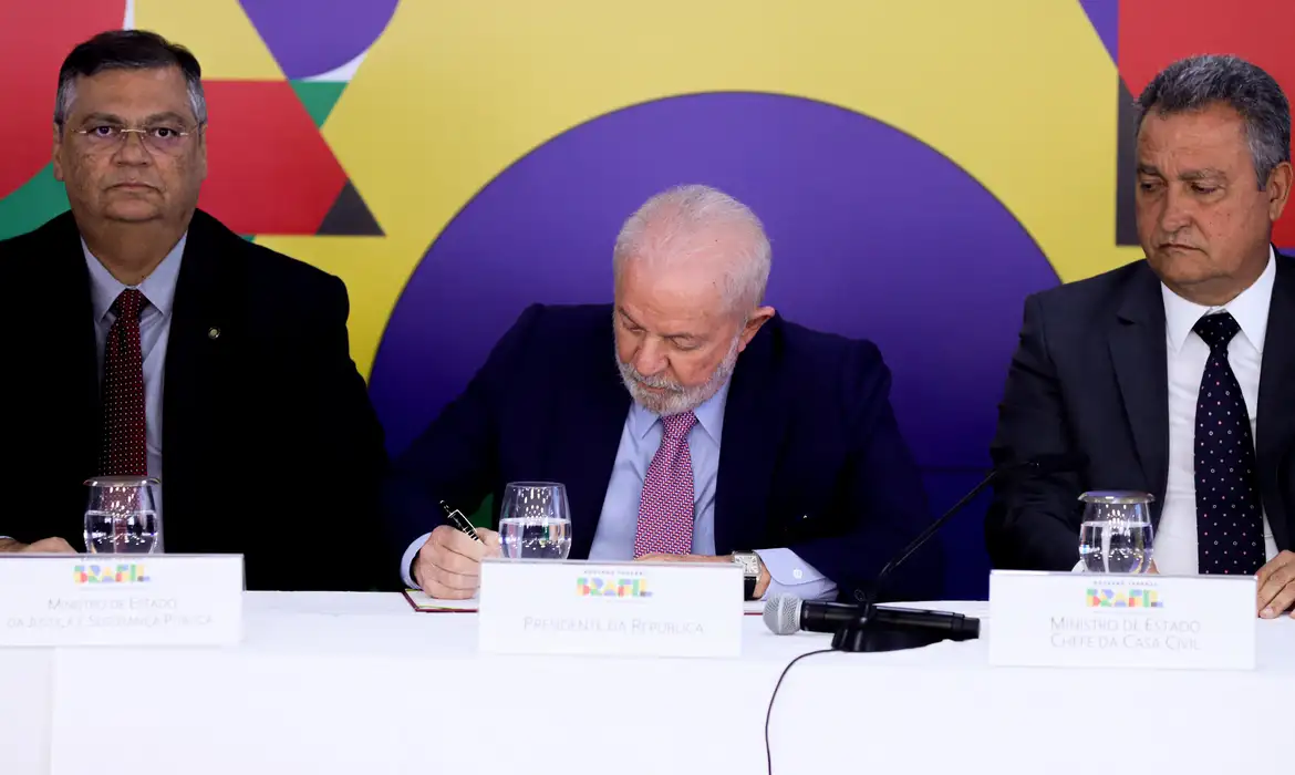 Brasília (DF) 01/11/2023 – O presidente Luiz Inácio Lula da Silva, assina decreto para GLO em portos e aeroportos de São Paulo e Rio de Janeiro.
Foto: Valter Campanato/Agência Brasil