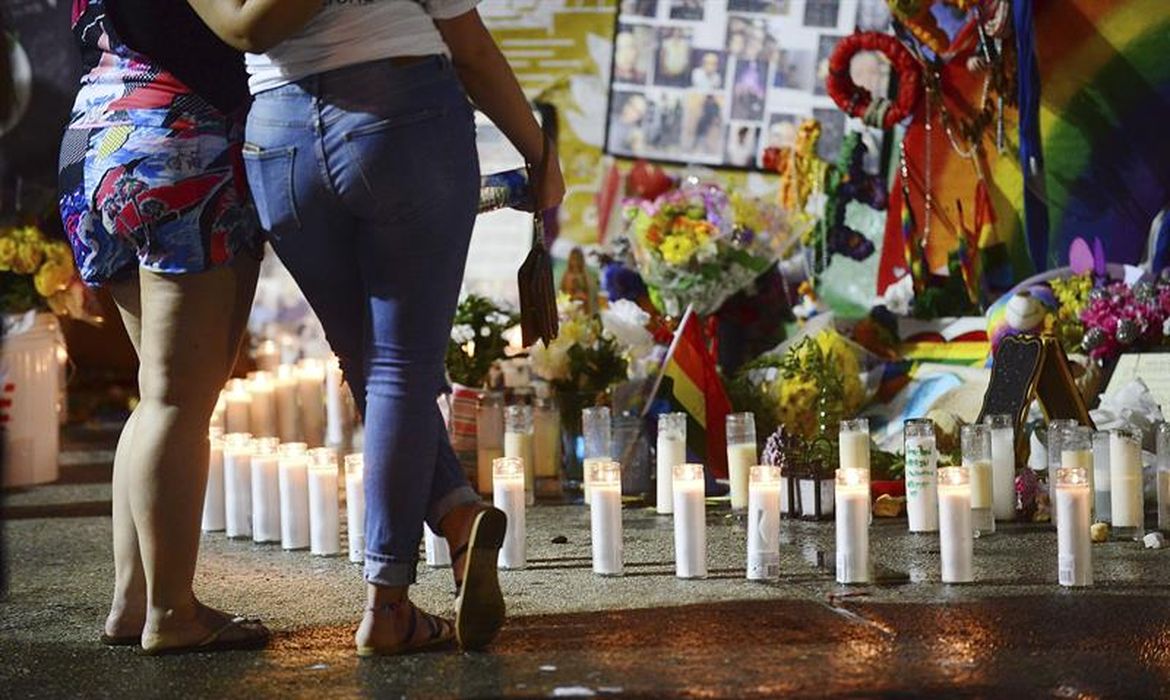 Homenagem aos 49 mortos, há um ano, em um massacre na boite gay Pulse, em Orlando