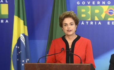 Brasília - Presidenta Dilma Rousseff na assinatura do termo de ajustamento de conduta entre a União, os estados de Minas Gerais e do Espírito Santo e a Samarco  (Valter Campanato/Agência Brasil)