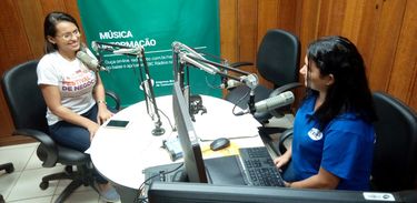 Karina Carvalho, do Sebrae Tabatinga, concede entrevista nos estúdios da Nacional