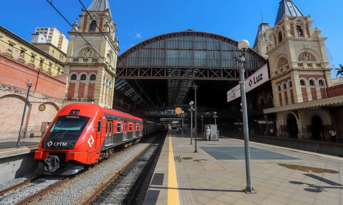A Estação da Luz é uma das mais importantes estações ferroviárias da cidade de São Paulo, projeto foi feito por Charles Henry Driver, um arquiteto britânico conhecido por projetos em estações ferroviárias.