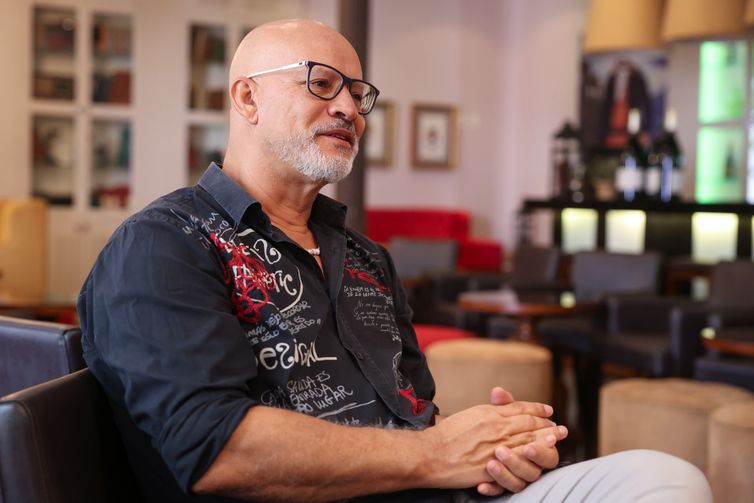 Escritor Joaquim Arena preenche vazios de Europa negra invisibilizada