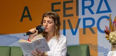 A Feira do Livro: Ana Estaregui tem escrito poesias influenciadas por objetos e rituais indígenas