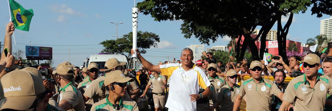 Joaquim Cruz conduz a Tocha Olímpica em Taguatinga, no Distrito Federal