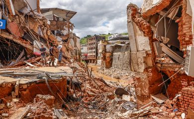 01/03/2026 - Ubá (MG) - Estragos devido às fortes chuvas e transbordamento do Rio Ubá, na região central da cidade. Foto: Tânia Rego/Agência Brasil