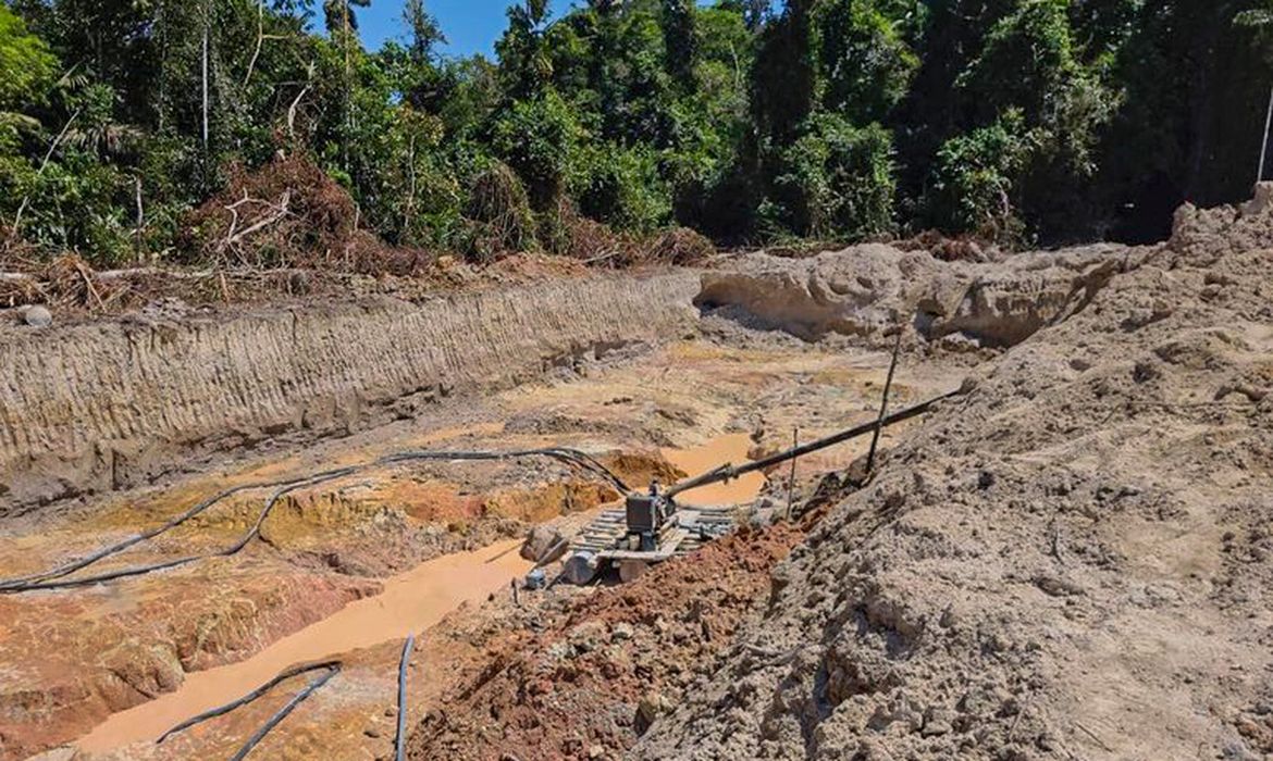 Sinop (MT) -  A Polícia Federal, em ação conjunta com o Ibama e o ICMBio, realizou operação de combate à extração ouro e desmatamento ilegais no Parque Nacional do Juruena (PNJu), em Nova Bandeirantes, região norte do estado de Mato Grosso. A Operação Ibi-Çoroc foi deflagrada no dia 1/8 e teve os trabalhos estendidos até no  final da tarde  desta quinta-feira, dia 3/4.
Foto: Policia Federal/Divulgação