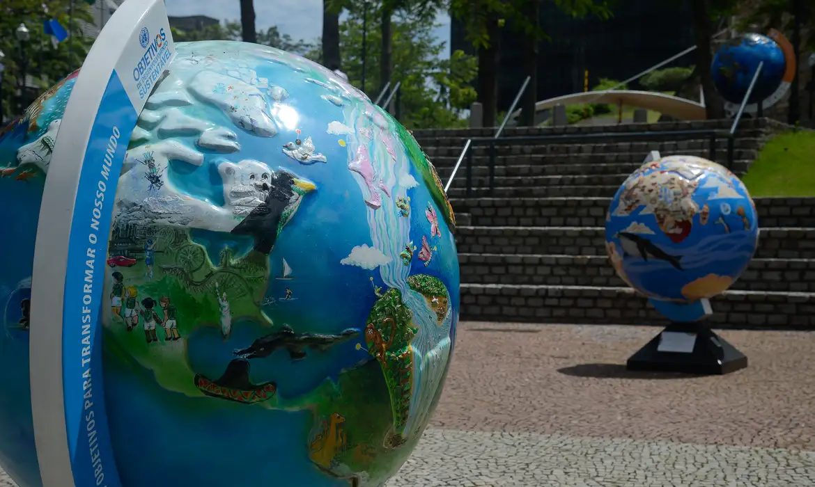  Exposição 17 ODSs para um Mundo Melhor nos jardins do BNDES traz esculturas em forma de globos terrestres representando os Objetivos de Desenvolvimento Sustentável das Nações Unidas