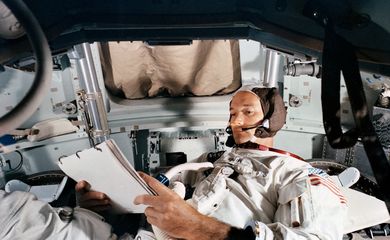 Comandante Michael Collins em um simulador, em 19 de Junho de 1969.
