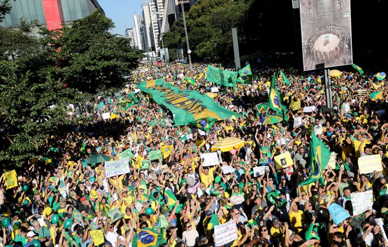 Pessoas participam de manifestação pró-governo na avenida Paulista em São Paulo, Brasil, em 26 de maio de 2019