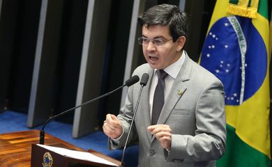 Brasília - Senador Randolfe Rodrigues durante sessão do impeachment no Senado, conduzida pelo presidente do STF, Ricardo Lewandowski  (Antonio Cruz/Agência Brasil)