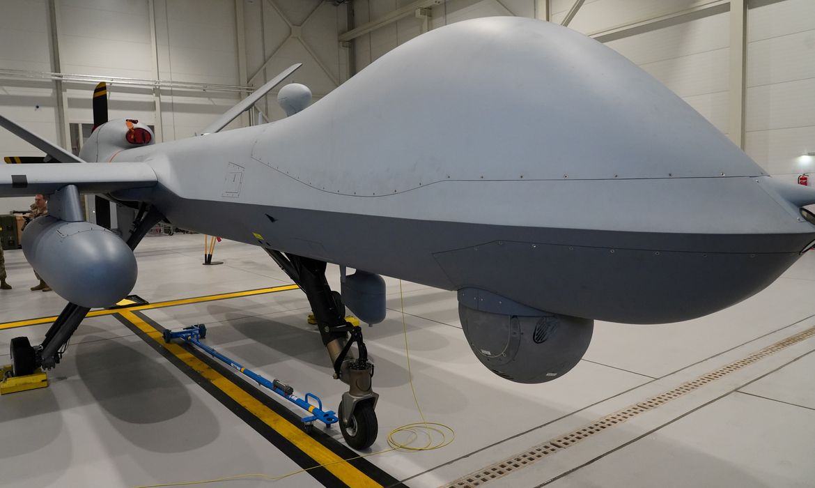 Drone MQ-9 Reaper da Força Aérea dos EUA em hangar na Base Aérea de Amari, Estônia