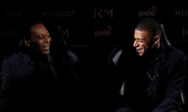 O ex-jogador de futebol brasileiro, Pelé (Edson Arantes do Nascimento)  e o jogador de futebol francês Kylian Mbappe durante encontro em Paris.