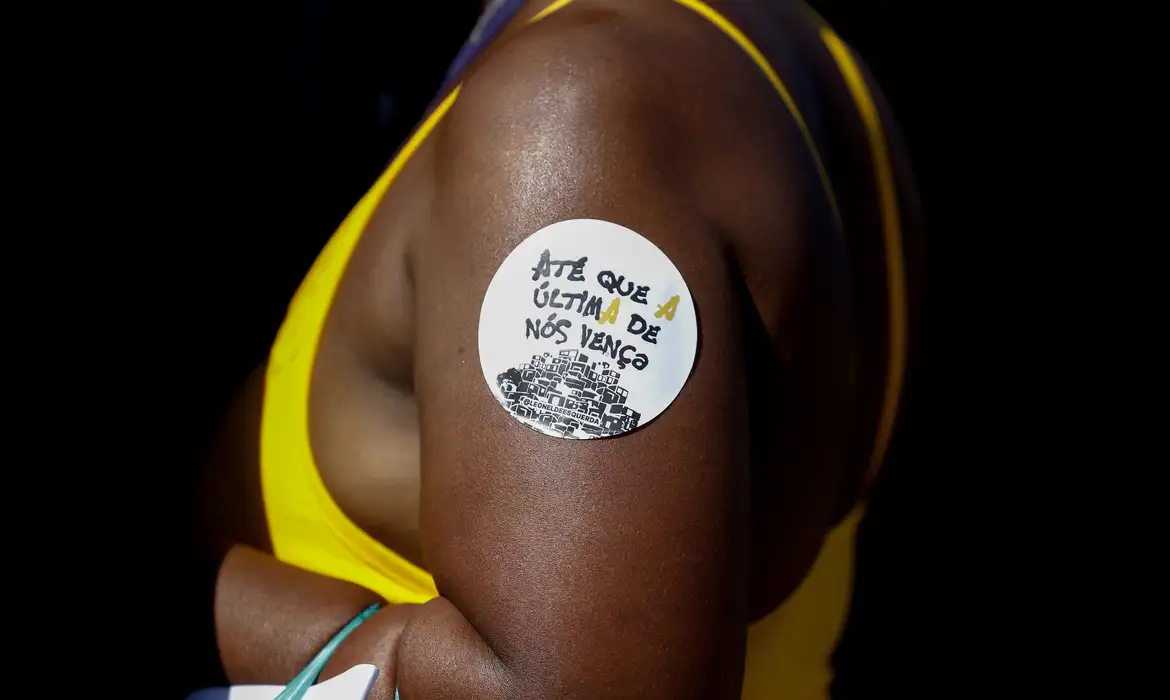 Rio de Janeiro (RJ) - 26/12/2024 - 100 fotos melhores de 2024, retrospectiva - Foto feita em 28/07/2024 - 10ª Marcha das Mulheres Negras do RJ.  Mulheres negras marcham contra o racismo e pelo bem viver, na praia de  Copacabana, zona sul da cidade. Foto: Tânia Rêgo/Agência Brasil