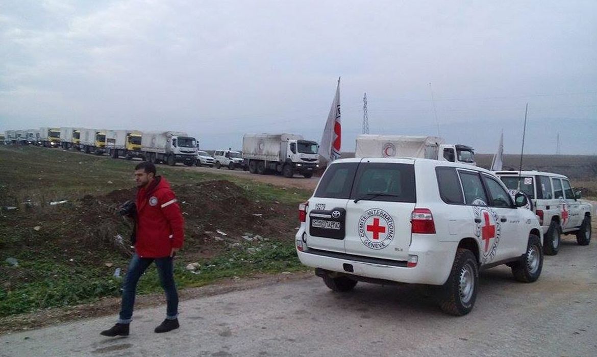Comboio da Cruz Vermelha com alimentos e medicações chega a cidade sitiada de Madaya, na Síria