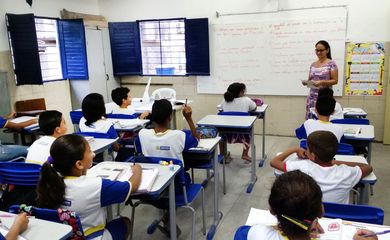 Recife – Alunos da Escola Municipal Abílio Gomes, na capital pernambucana, usam livros didáticos que podem ser proibidos pela Câmara de Vereadores (Sumaia Vilela / Agência Brasil)