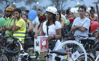 Brasília - Ciclistas homenageiam Raul Aragão, voluntário do projeto Bike Anjo e parte da coordenação da Rodas da Paz. Raul foi atropelado e morto perto de casa, na Asa Norte (Fabio Rodrigues Pozzebom/Agência Brasil)