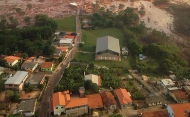 Mariana (MG) - Uma barragem pertencente à mineradora Samarco se rompeu no distrito de Bento Rodrigues, zona rural a 23 quilômetros de Mariana, em Minas Gerais, e inundou a região (Corpo de Bombeiros/MG - Divulgação)