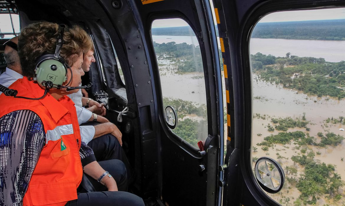 Presidenta Dilma Rousseff durante sobrevoo das áreas afetadas pelas enchentes em Rondônia 