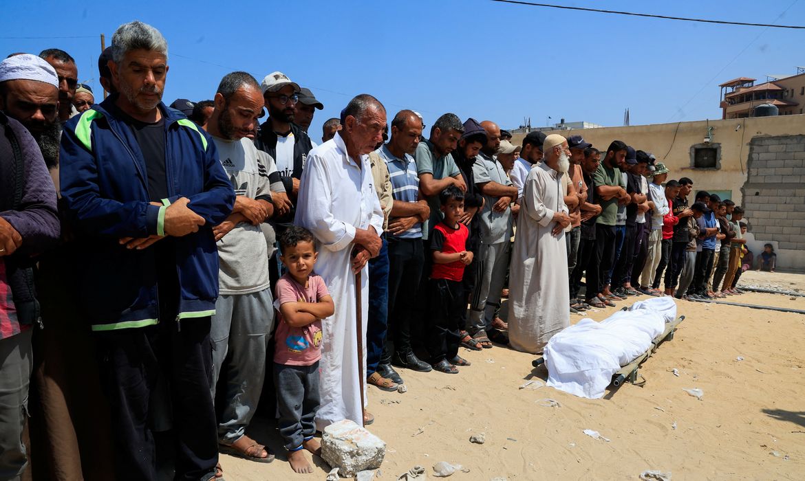 Funeral de palestinos em Khan Younis, sul de Gaza
 17/6/2025    REUTERS/Hatem Khaled