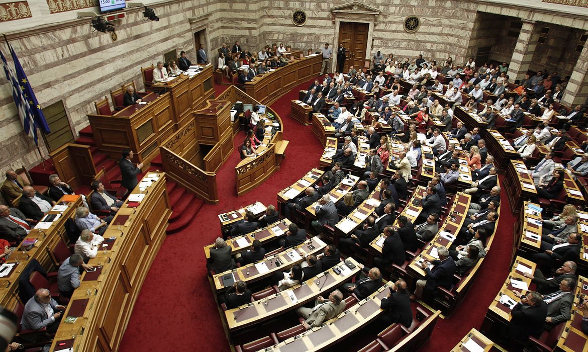 O primeiro-ministro grego Alexis Tsipras discursa para membros do Parlamento, durante sessão que aprovou o programa de ajuda de credores internacionais a Grécia 