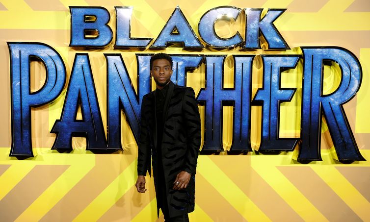 O ator Chadwick Boseman chega à estréia do novo filme de super-herói da Marvel 'Pantera Negra'