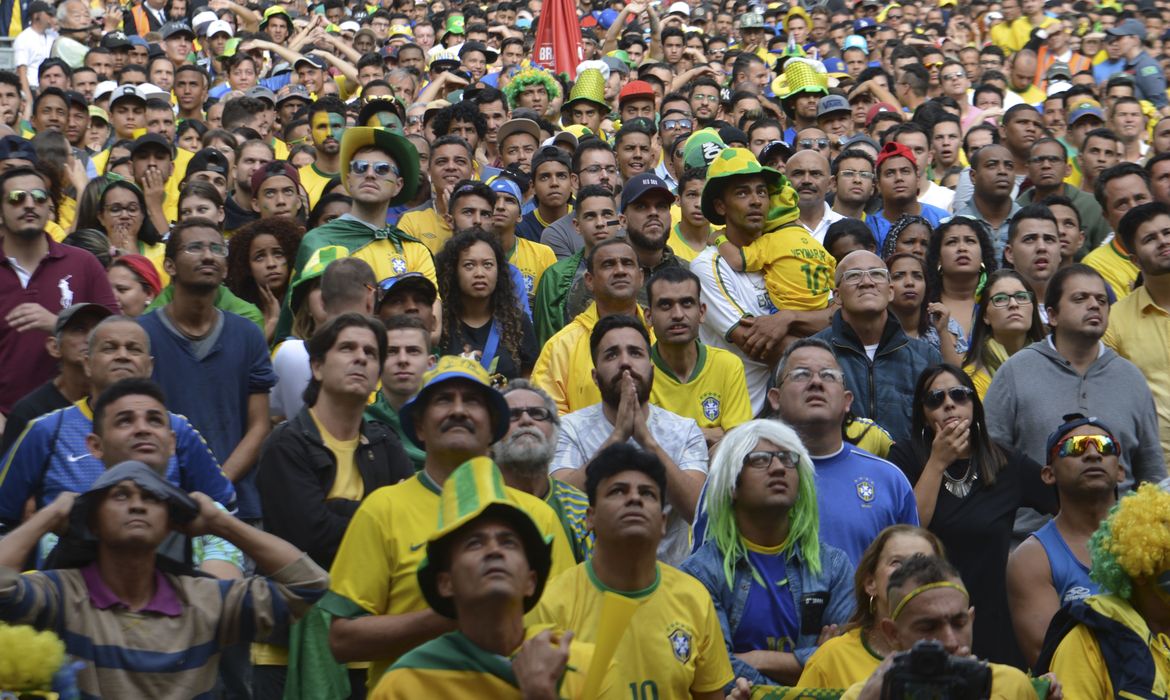 A segunda partida da seleção brasileira na Copa do Mundo, contra a Costa Rica, reuniu 18 mil pessoas hoje (22) no Vale do Anhagabaú, centro da capital paulista