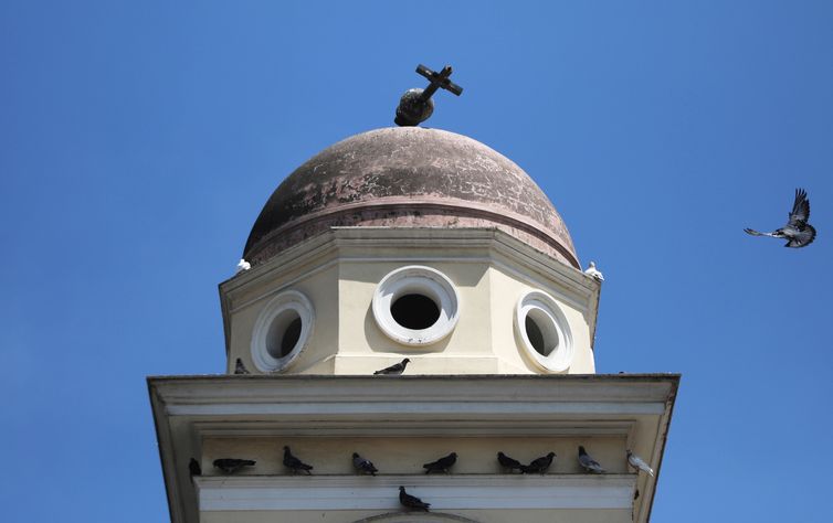 Damage is seen on the bell tower of Church of the Pantanassa at the Monastiraki Square following an earthquake in Athens, Greece, July 19, 2019.  REUTERS/Alkis Konstantinidis