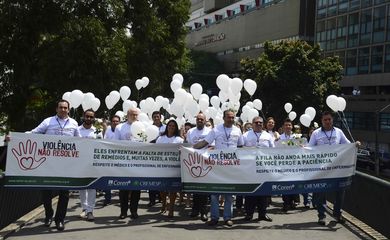 São Paulo - Manifestação de profissionais de Saúde em defesa da paz, após divulgação de pesquisa feita pelos Conselhos Regional de Enfermagem e de Médicos do estado de São Paulo,  que indicam altos índices de casos de violência no trabalho 