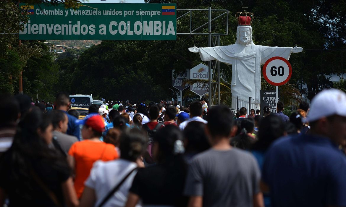 Milhares de venezuelanos cruzam a fronteira com a Colômbia para comprar bens de consumo que estão escassos na Venezuela