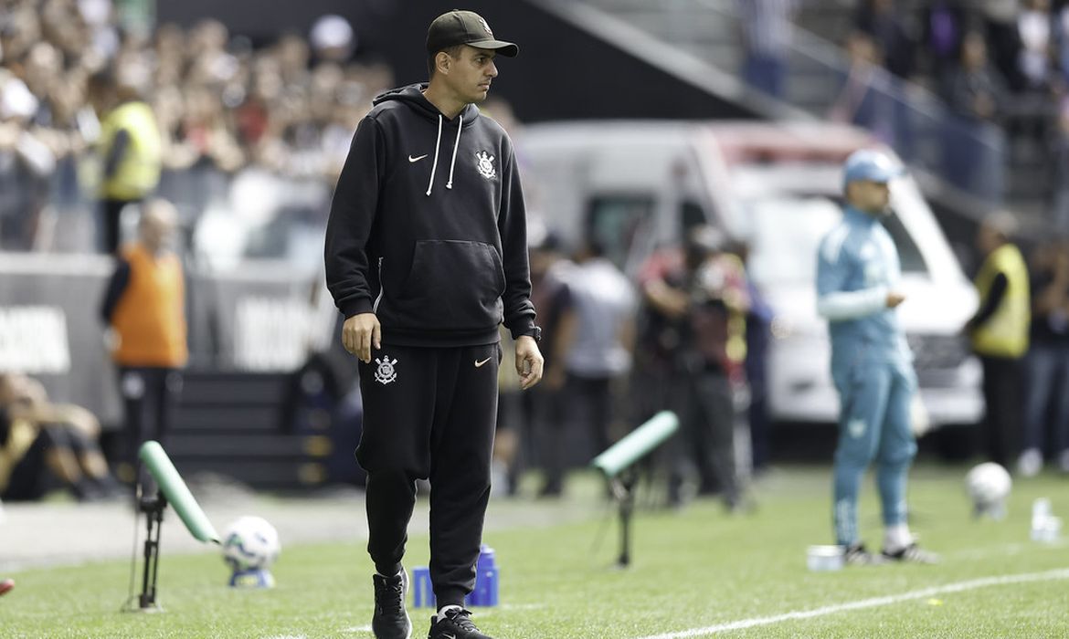Técnico Lucas Piccinato é demitido da equipe feminina do Corinthians