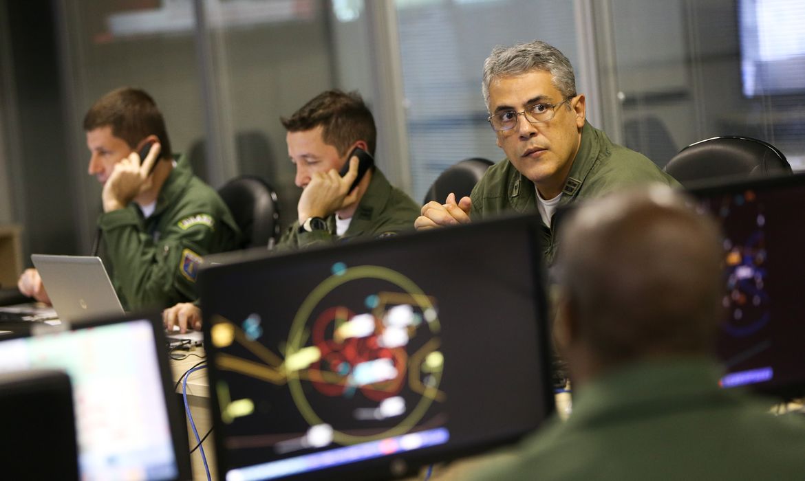 Brasília - Oficiais da FAB monitoram espaço aéreo a partir da Sala de Decisões do Comando de Defesa Aeroespacial Brasileiro  (Marcelo Camargo/Agência Brasil)