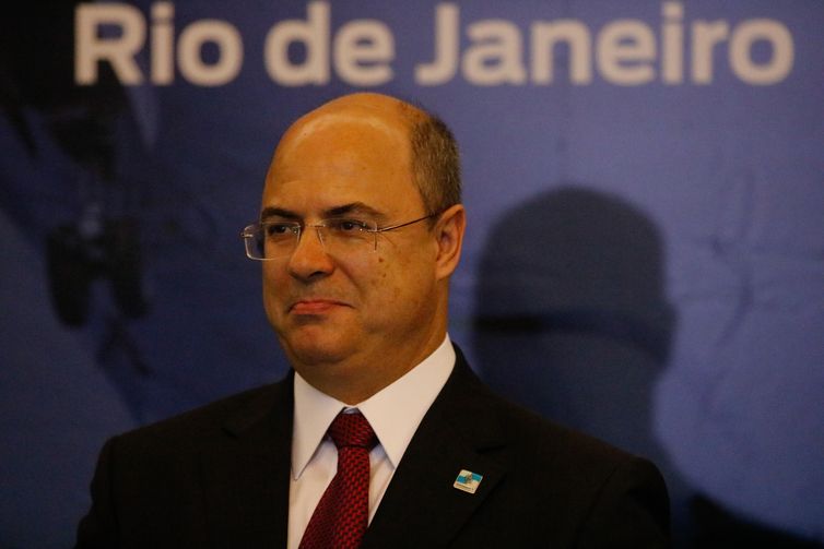 Fernando Frazão/Agência Brasil O governador Wilson Witzel assina decreto de redução do ICMS/QAV (querosene de aviação), mediante ampliação da oferta de assentos das cias aéreas, para atrair mais voos para o Rio de Janeiro, no Palácio Guanabara