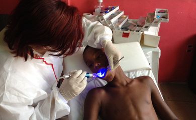 Projeto Dentistas na Favela realiza ação beneficiente na comunidade da Penha, no Rio de Janeiro (Flávia Villela/Agência Brasil)