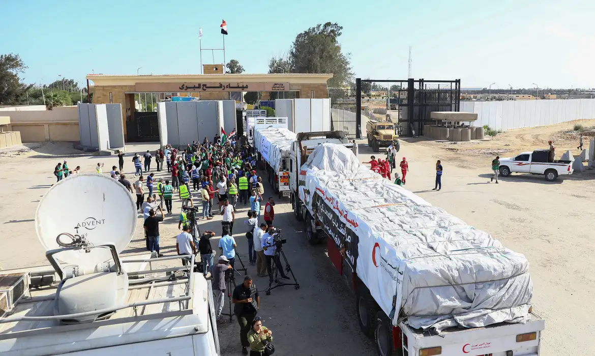 Trucks carrying humanitarian aid from Egyptian NGOs drive through the Rafah crossing from the Egyptian side, amid the ongoing conflict between Israel and the Palestinian Islamist group Hamas, in Rafah, Egypt October 21, 2023. REUTERS/Stringer
