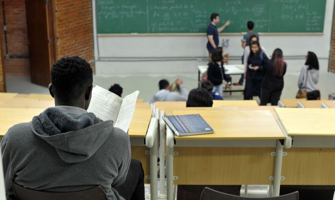 Estudantes e Universitários podem contribuir para o INSS | Agência  Brasil