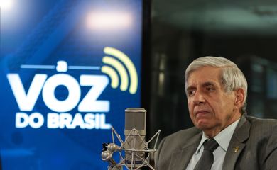 O ministro do Gabinete de Segurança Institucional (GSI), general Augusto Heleno, participa do programa Voz do Brasil.