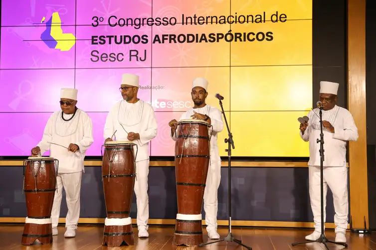 Rio de Janeiro (RJ), 28/05/2025 – A Orquestra de atabaques Alabé FunFun durante abertura da 3ª edição do Congresso Internacional de Estudos Afrodiaspóricos, no Arte Sesc, na zona sul do Rio de Janeiro. Foto: Tomaz Silva/Agência Brasil