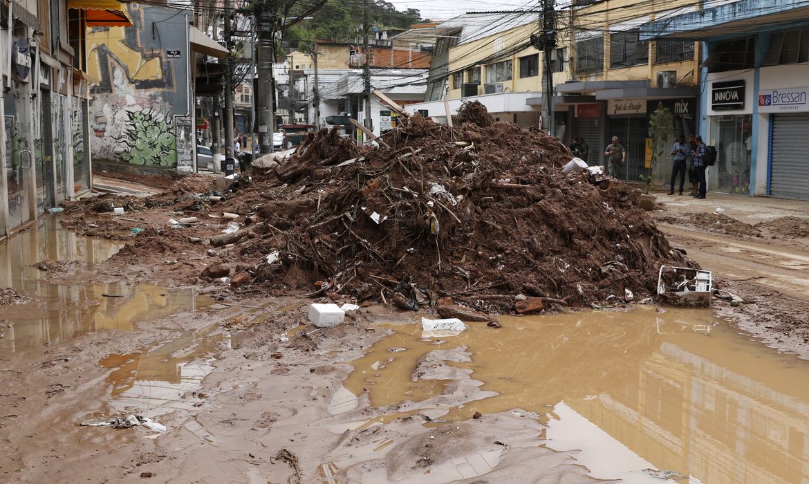 Trabalhos de desobstrução na Rua Teresa, bloqueada pela lama acumulada de deslizamentos de terra durante chuvas em Petrópolis.